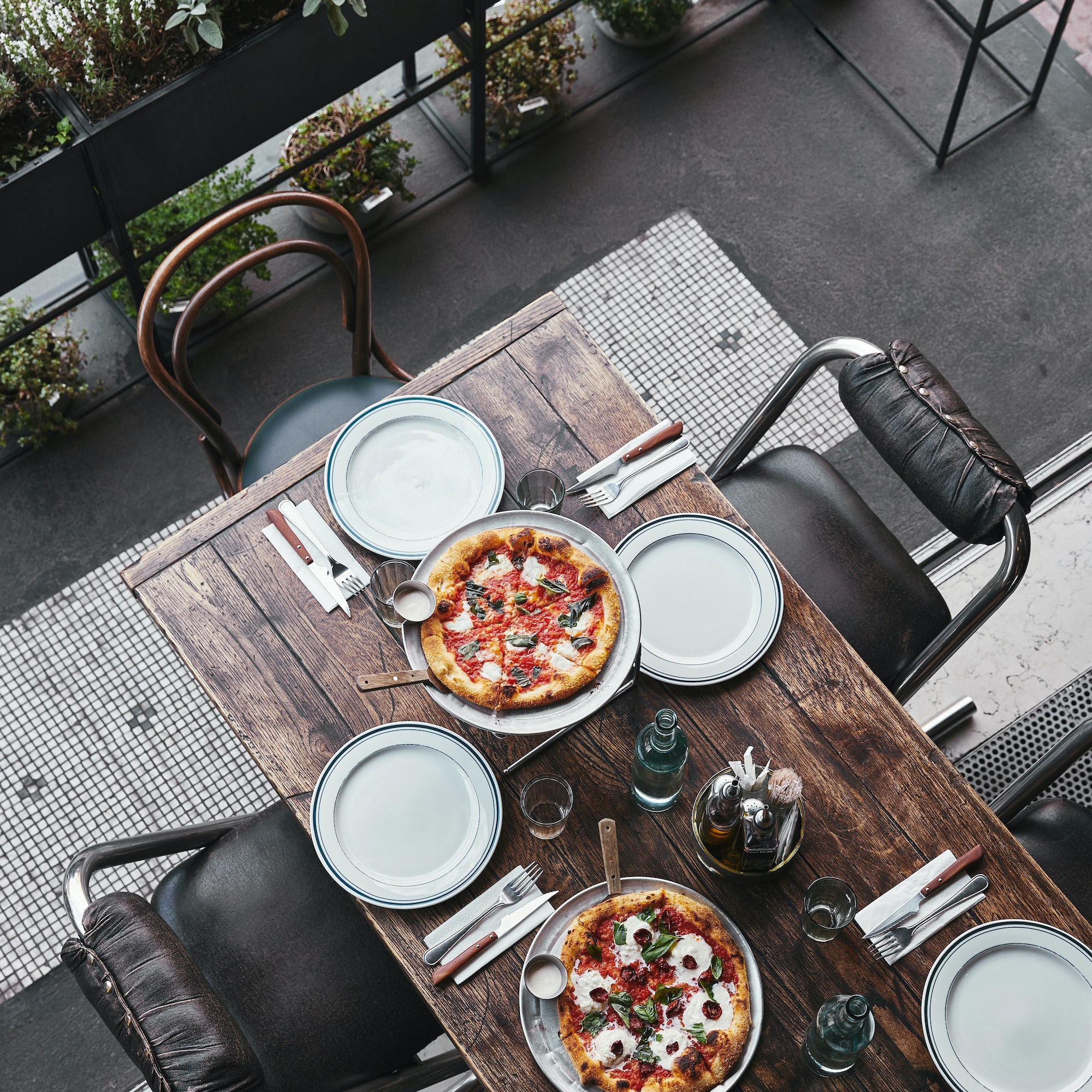 Pizzen auf einem gedeckten Tisch