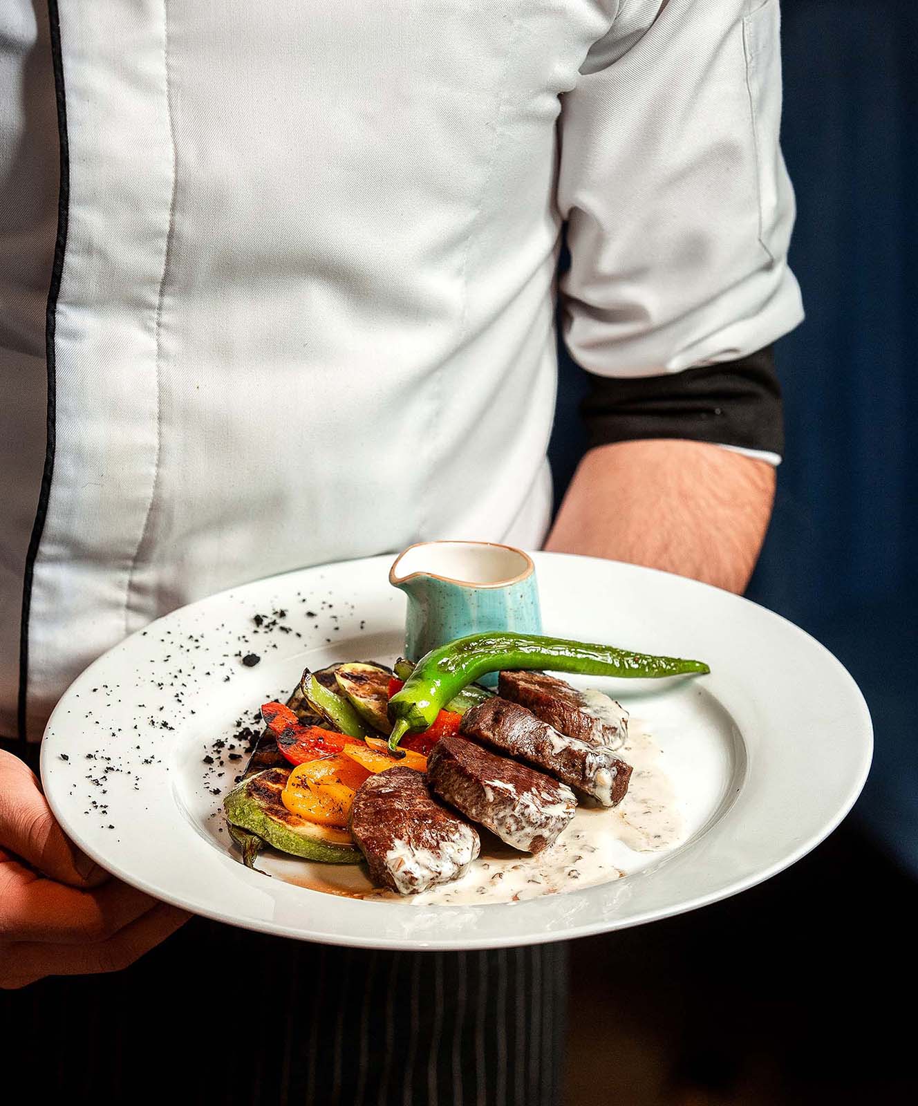 Servierter Teller mit Fleisch und Gemüse