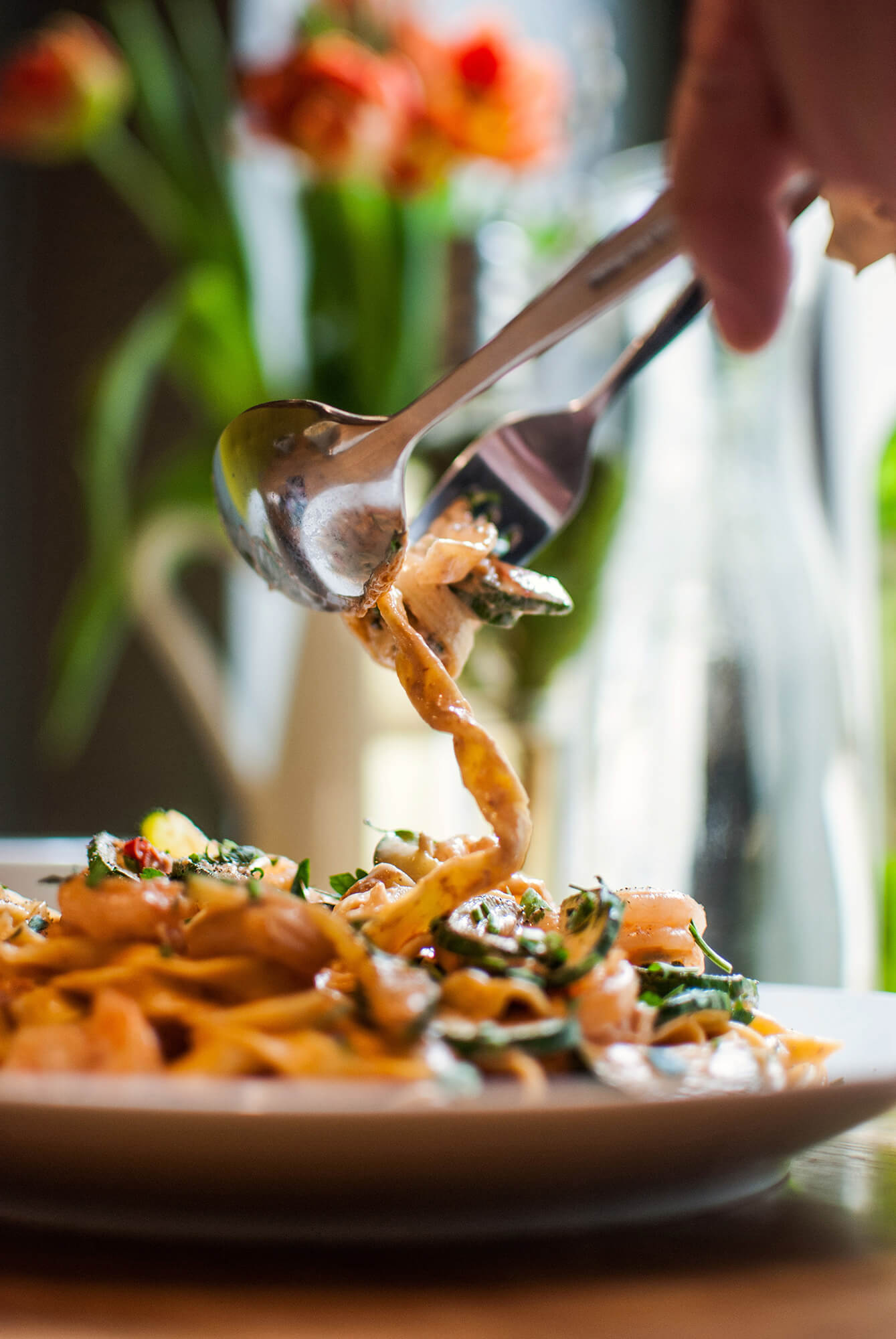Pasta wird auf einem Teller angerichtet